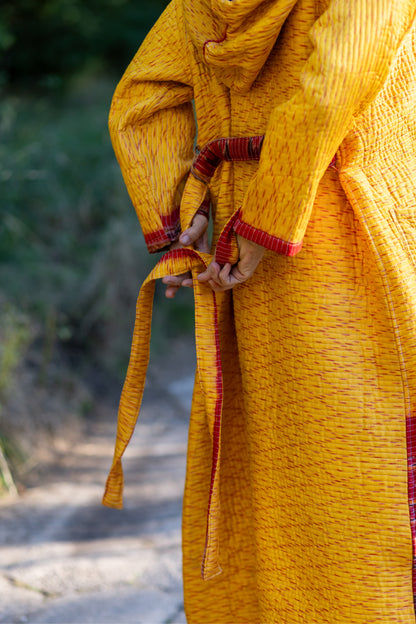Żółto-czerwone kimono z kontrastowymi wstawkami