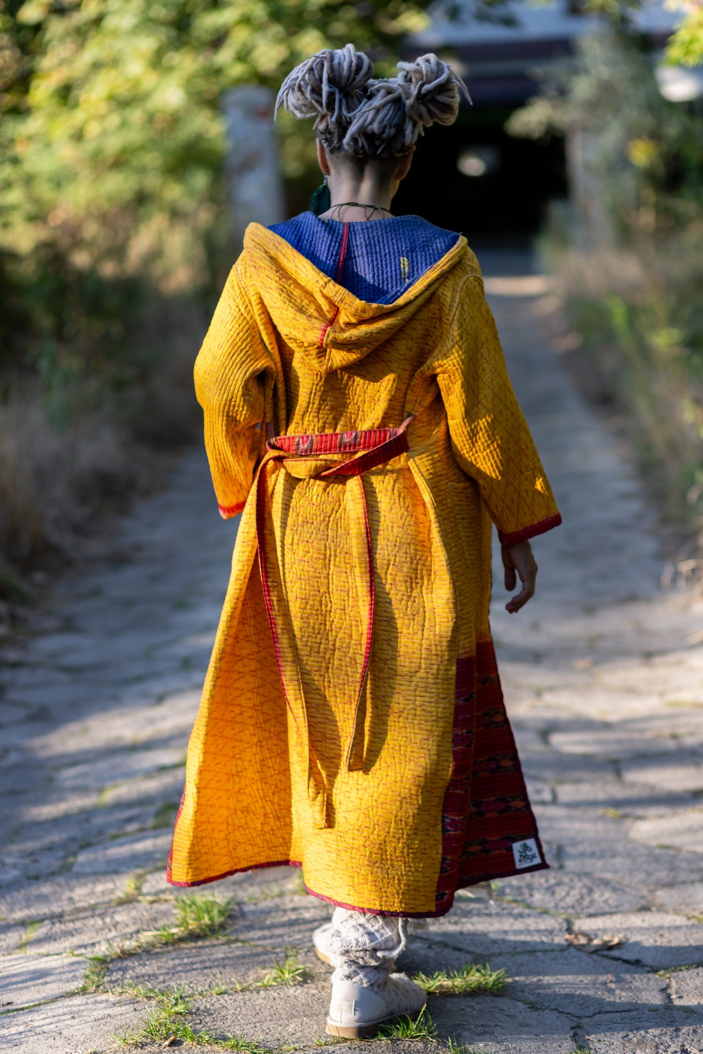 Żółto-czerwone kimono z kontrastowymi wstawkami